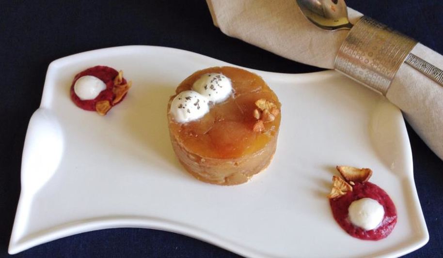 Рецепт тарта татен с клюквенно-яблочным соусом, молочным мороженым и сушеным яблоком