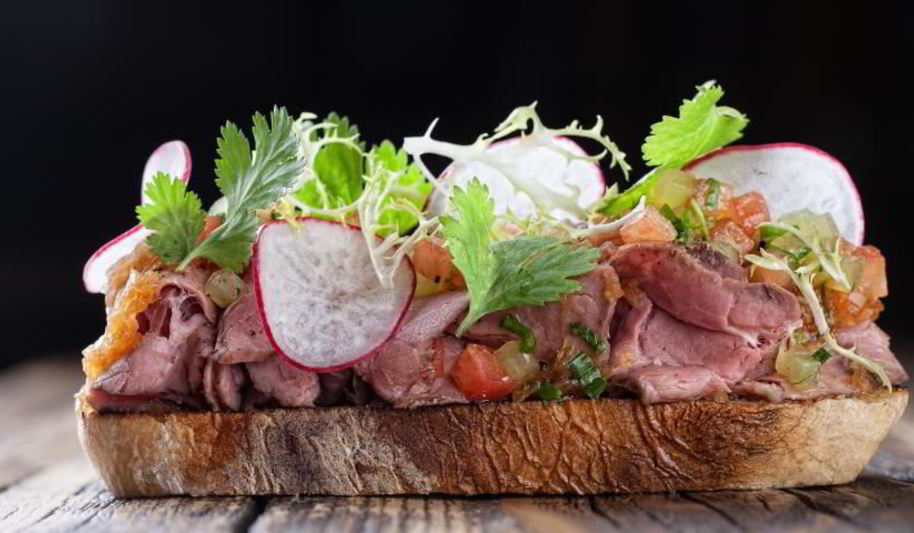 Рецепт тартина с ростбифом с кунжутно-луковой заправкой