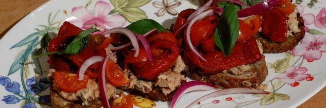 Тартин с запеченным сладким перцем и тунцом