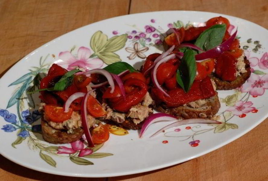 Тартин с запеченным сладким перцем и тунцом