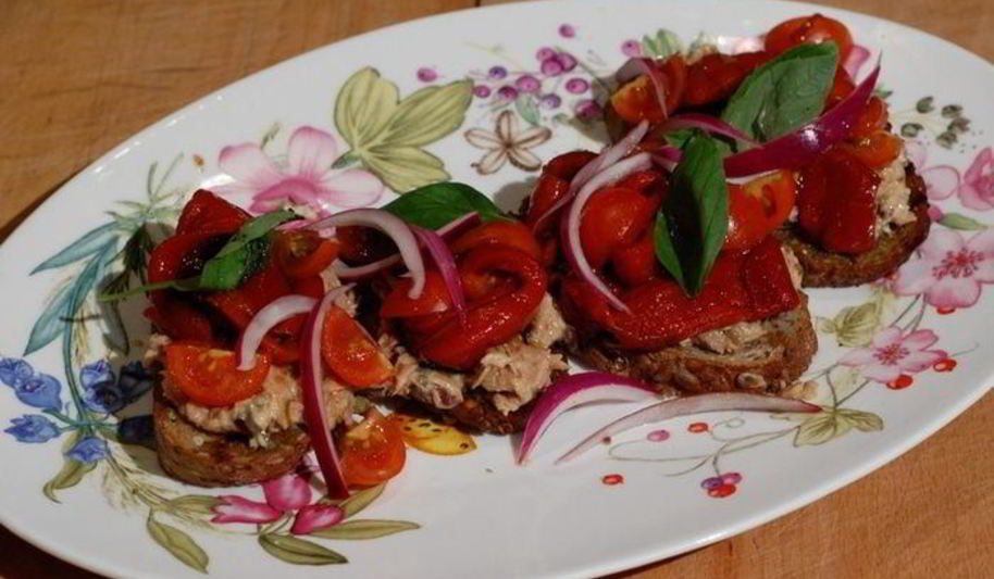 Рецепт тартина с запеченным сладким перцем и тунцом