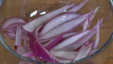 тартин с запеченным сладким перцем и тунцом