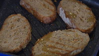 тартин с запеченным сладким перцем и тунцом