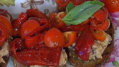 тартин с запеченным сладким перцем и тунцом