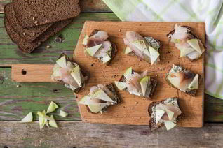 Тартинки со скумбрией и яблоком