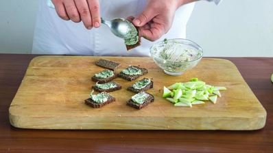 тартинки со скумбрией и яблоком