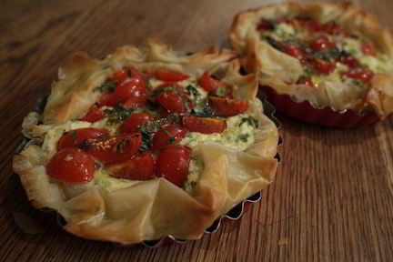 Тарты с творогом, помидорами черри и базиликом