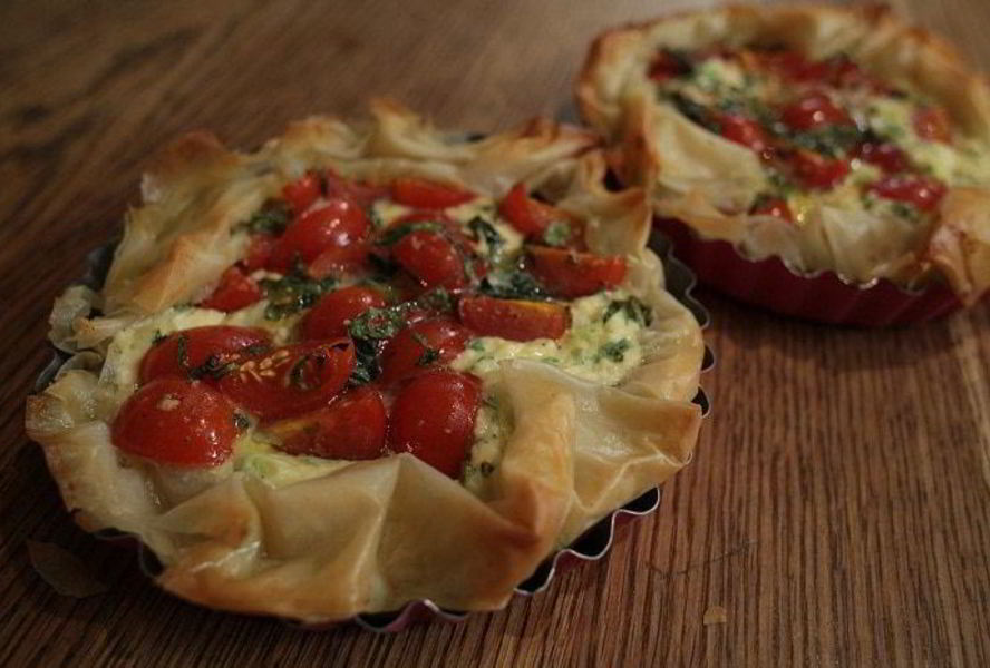 Тарты с творогом, помидорами черри и базиликом