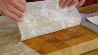 тарты с творогом, помидорами черри и базиликом