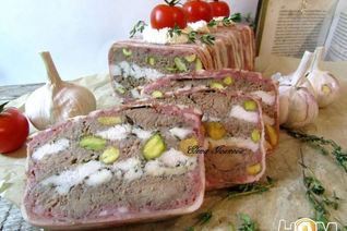 Террин из курицы с фисташками и печенью