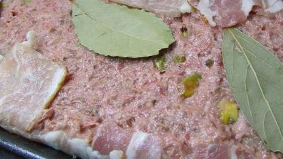 террин из курицы с фисташками и печенью