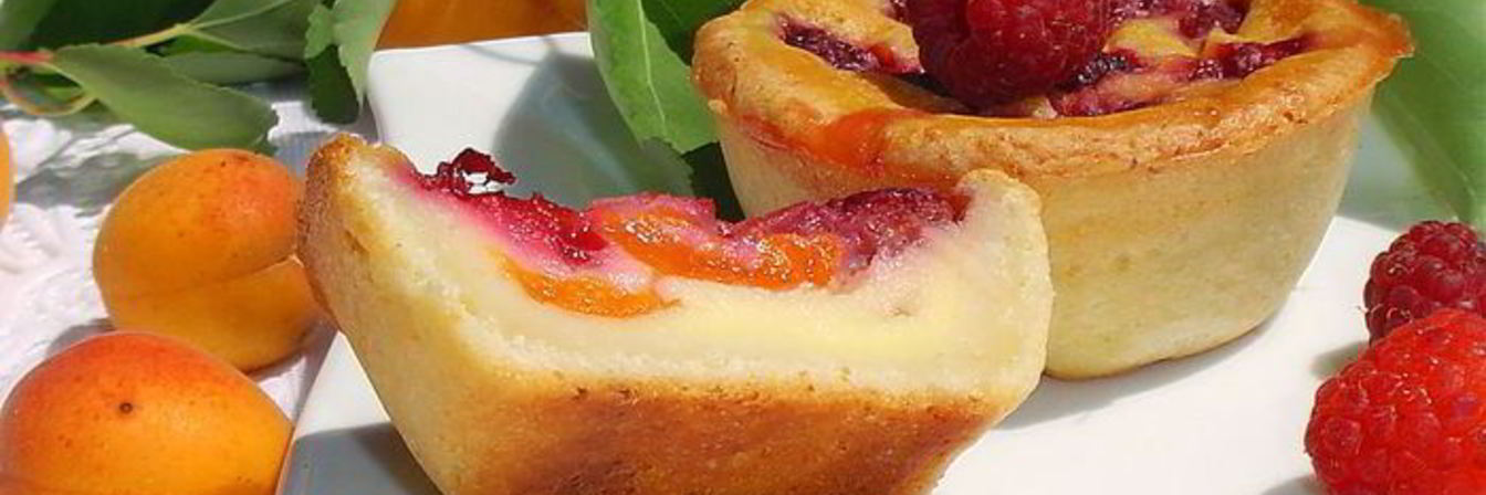 Творожные заливные корзиночки с абрикосами и малиной