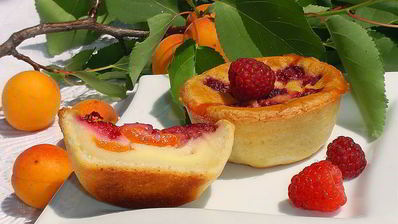 творожные заливные корзиночки с абрикосами и малиной