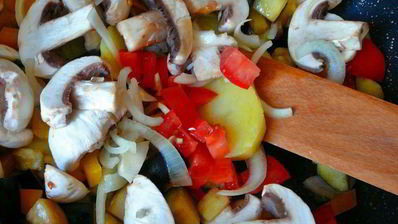 картофель с шампиньонами и яичницей