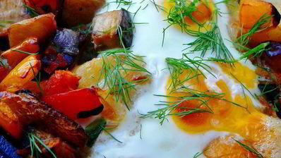 картофель с шампиньонами и яичницей