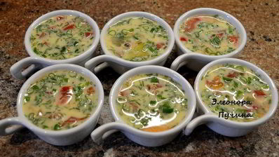 куриная грудка и яичница в кокотнице