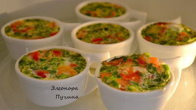 куриная грудка и яичница в кокотнице