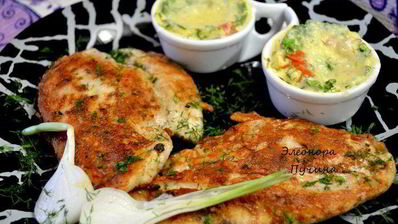 куриная грудка и яичница в кокотнице