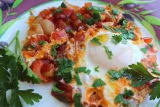 Шакшука яичница с помидорами и луком