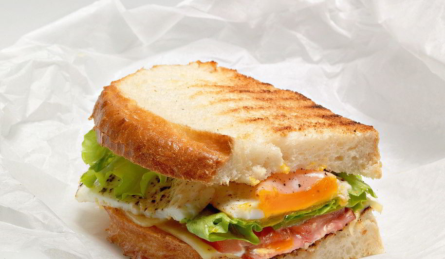 Рецепт сэндвича с яичницей, беконом и сыром