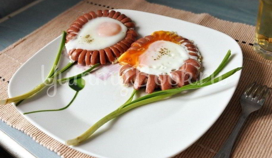Рецепт весенней яичницы с сосисками