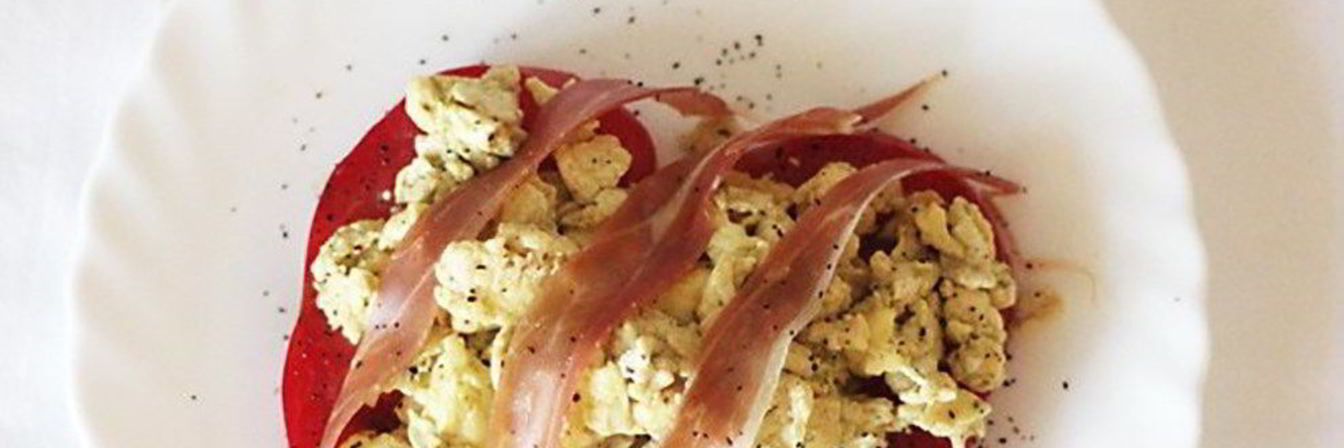 Яичница-болтунья с песто и прошутто