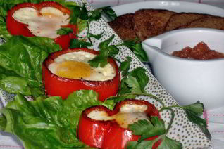 Яичница-глазунья в сладких перцах