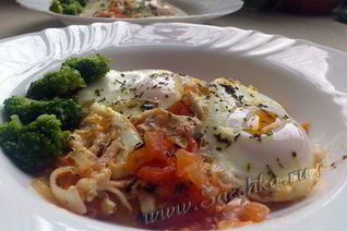 Яичница на овощной подушке