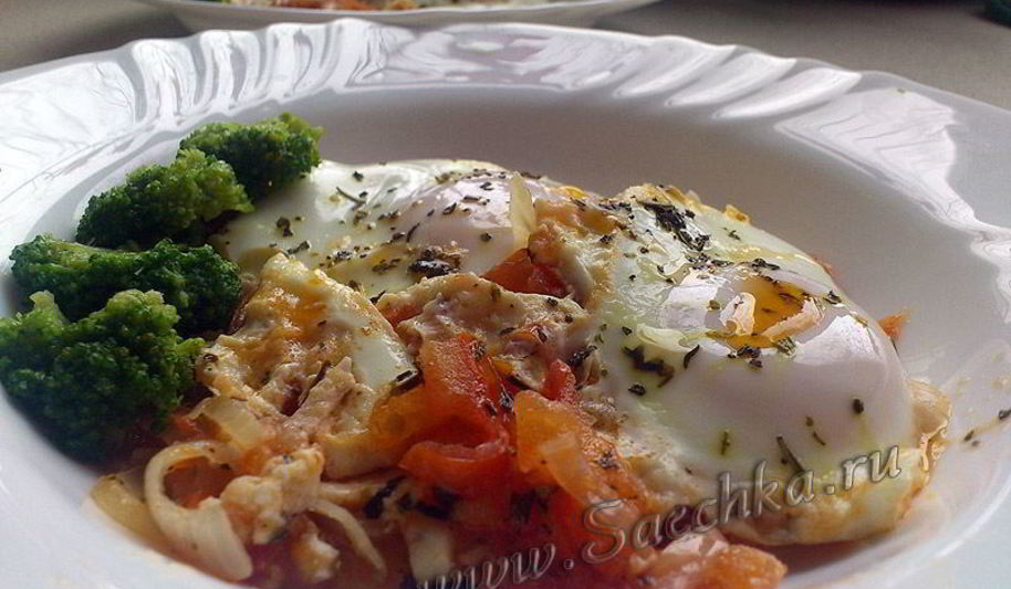 Рецепт яичницы на овощной подушке