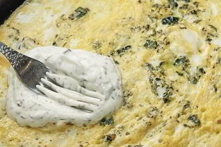 Яичница по-азербайджански с зеленью