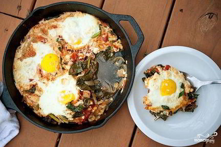 Яичница с капустой кале и сыром Фета