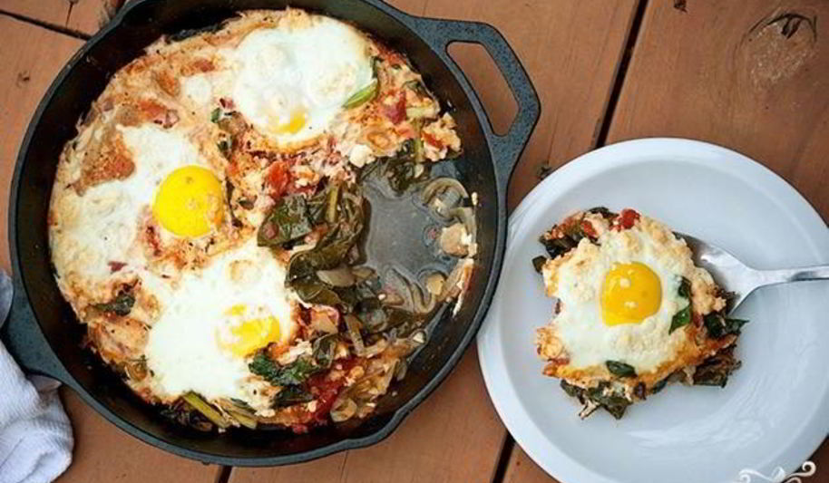 Рецепт яичницы с капустой кале и сыром фета