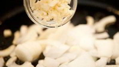 яичница с капустой кале и сыром фета