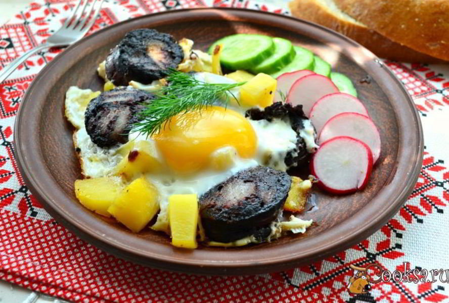 Яичница с картофелем и кровяной колбасой