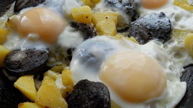 яичница с картофелем и кровяной колбасой