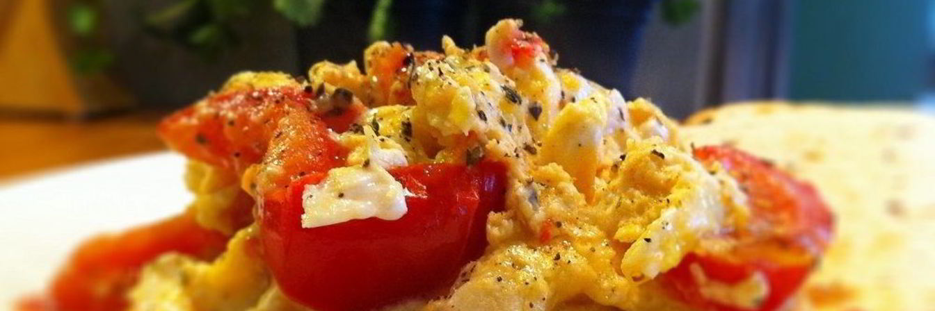 Яичница с помидорами и колбаской