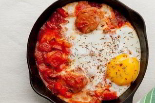 Яичница с помидорами и колбасой