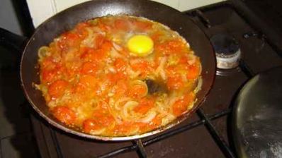 яичница с помидорами