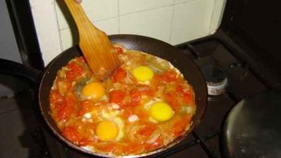 яичница с помидорами