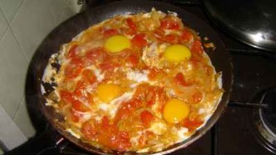 яичница с помидорами