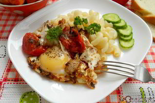 Яичница с салом и помидорами