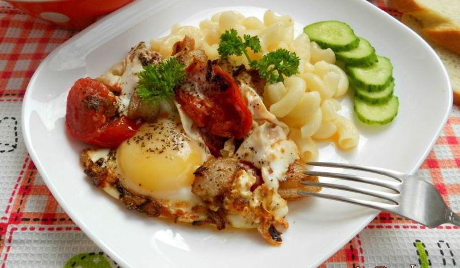 Рецепт яичницы с салом и помидорами