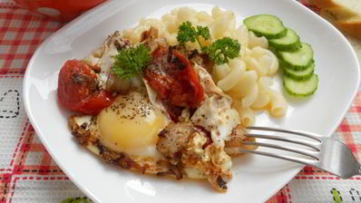 яичница с салом и помидорами