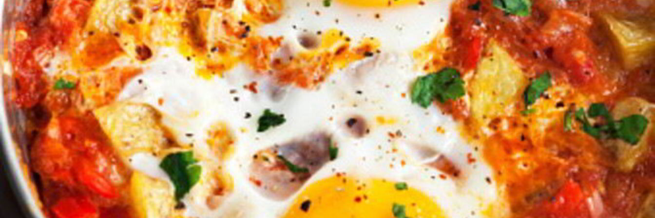 Яичница с колбасой и сыром