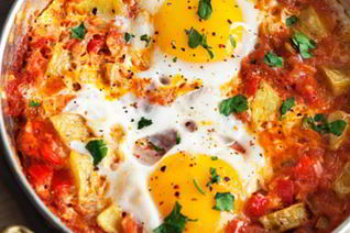 Яичница с колбасой и сыром