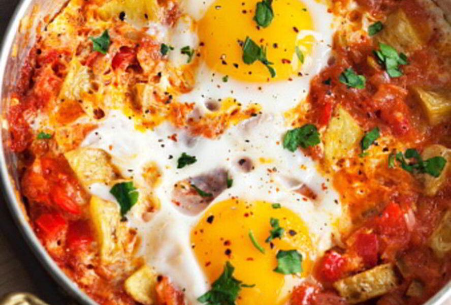 Яичница с колбасой и сыром