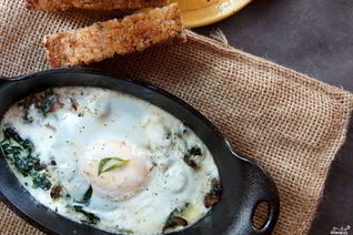 Яичница со шпинатом и грибами в духовке