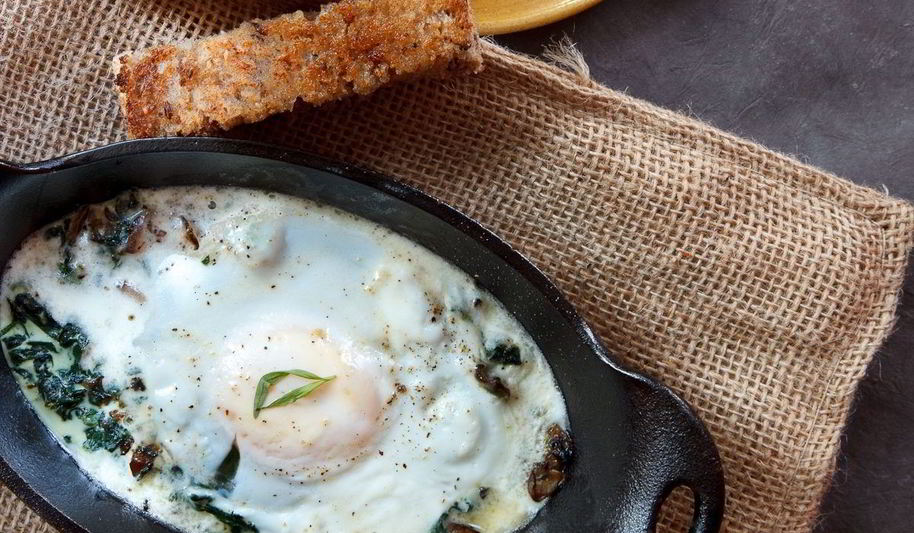 Рецепт яичницы со шпинатом и грибами в духовке