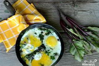 Яичница со свекольной ботвой