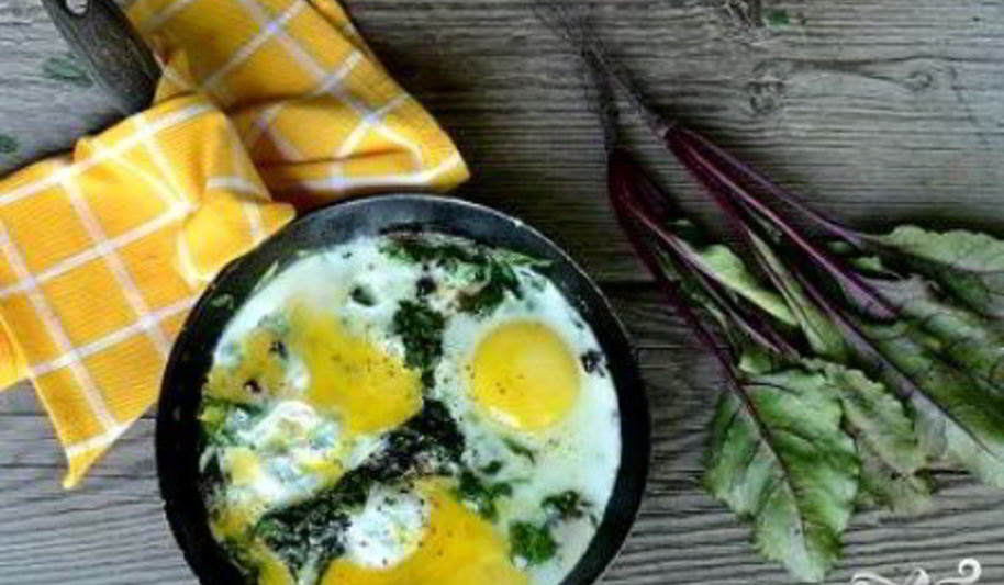 Рецепт яичницы со свекольной ботвой